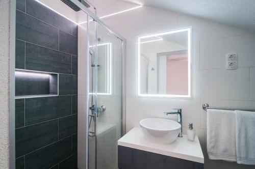 Kúpeľňa v ubytovaní Villa Elin - Private Pool & Peaceful Family Retreat near Omiš