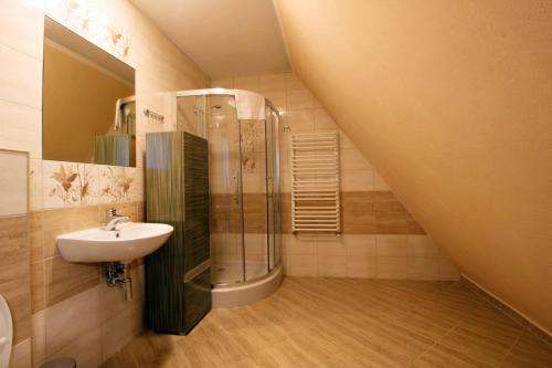 ห้องน้ำของ Willa Stożek, 50 m od term i wyciągów narciarskich