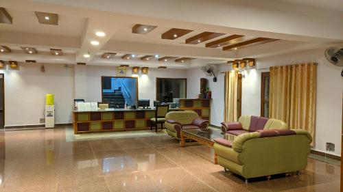 Posezení v ubytování Kanthi Resorts Badami
