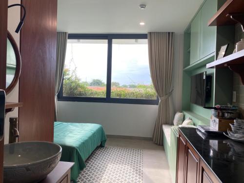une salle de bain avec un lavabo et une grande fenêtre dans l'établissement JooHouse Lux, à Hô-Chi-Minh-Ville