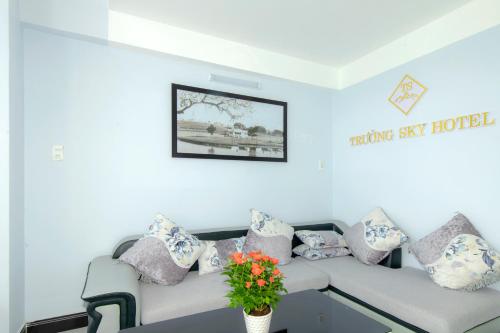 sala de estar con sofá y almohadas en Trưởng Sky Hotel Đà Lạt, en Da Lat