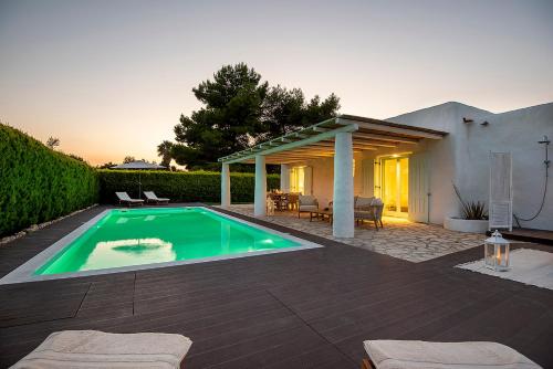 a swimming pool in the backyard of a house at Villa Perla Blanca in Platánion