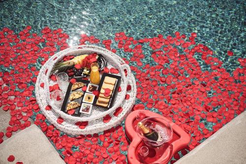 una piscina con una cesta de dulces junto a un bol en Palladium Hotel en Platis Gialos