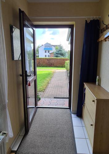 uma porta aberta com vista para um pátio em Ferienwohnung E. Storm em Kellenhusen