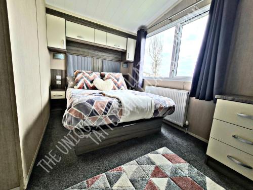 Katil atau katil-katil dalam bilik di Tattershall Luxury Hot Tub Caravan