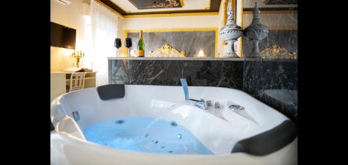 Cette chambre dispose d'une baignoire. dans l'établissement Mare Nostrum luxury suite, à Mazzeo