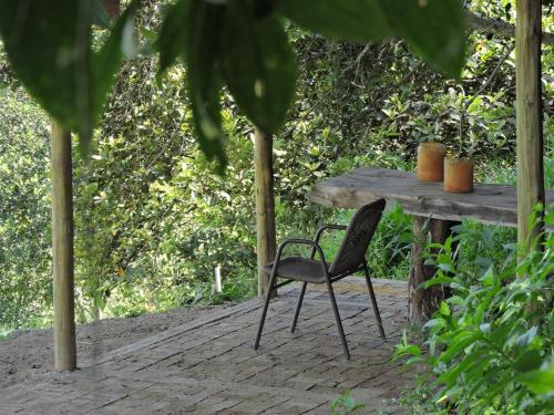 una mesa y una silla en un patio en Eco-Cabañas Altozano Nimaima, en Nimaima