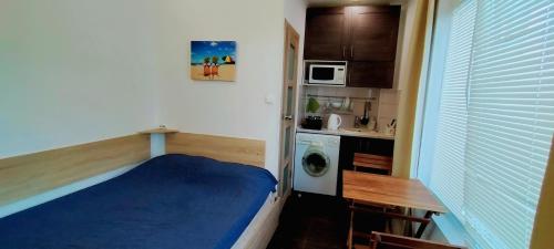 アドレルにあるСириус Апартの小さなベッドルーム(青いベッド1台、テーブル付)