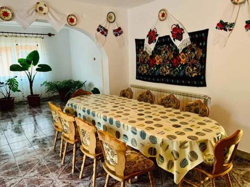 a dining room with a table and chairs at Pensiunea Anca in Rona de Jos