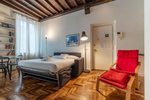 ローマにあるCasa Isabella al Colosseo - FromHometoRomeのベッドルーム1室(ベッド1台、赤い椅子付)