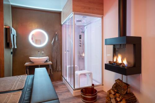 a bathroom with a sink and a fireplace in a room at Hotel en privé-wellness De Nieuwe Doelen in Middelburg