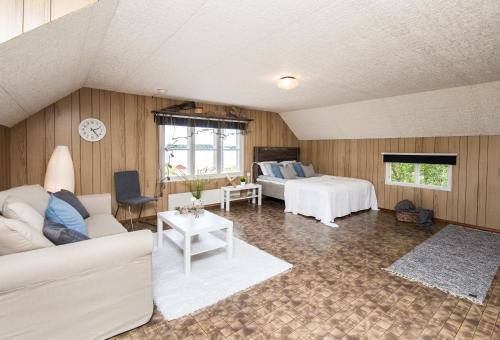 a living room with a couch and a bed at Seaman's nest 