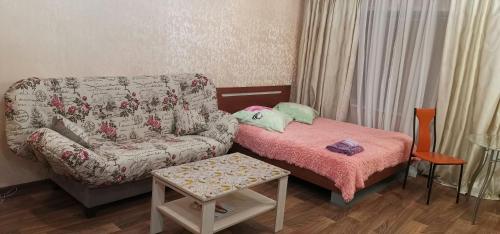 Een bed of bedden in een kamer bij Стильная студия в центре г Норильска Ленинский проспект 27