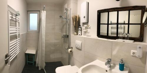Ένα μπάνιο στο Ostsee-Ferienwohnung Uhlnüst Graal-Müritz