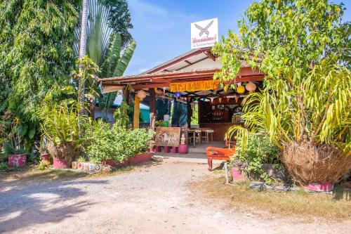 un edificio con una panchina davanti di OYO 627 Sai Thai Garden Home Travel ad Aonang Beach