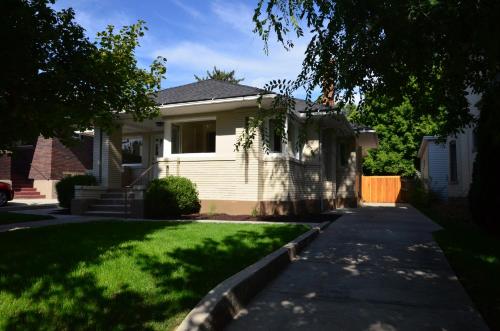 uma casa com um jardim de relva e um passeio em 8th South Apartments em Salt Lake City