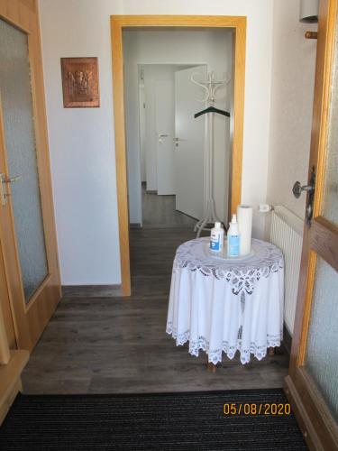 einen Tisch im Flur mit Tischtuch drauf in der Unterkunft Gästezimmer 1 mit Bad in Angersbach