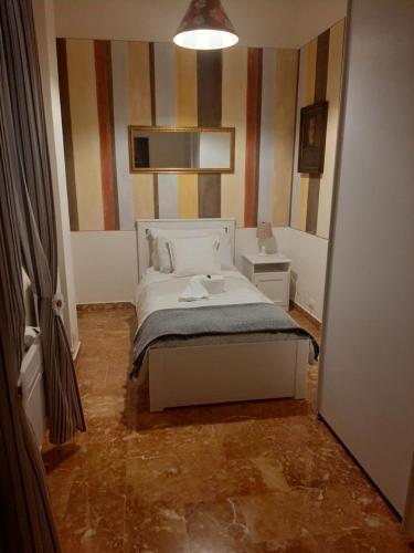een kleine slaapkamer met een bed in een kamer bij Residenza Rialto in Bologna