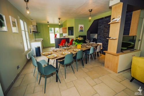 a dining room with a long table and chairs at Maison PISCINE INTERIEURE et GARAGE in Troyes