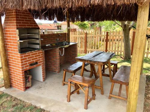 阿瓜斯－迪聖佩德羅的住宿－Swiss Chalet，户外烧烤架,配有2张桌子和桌椅