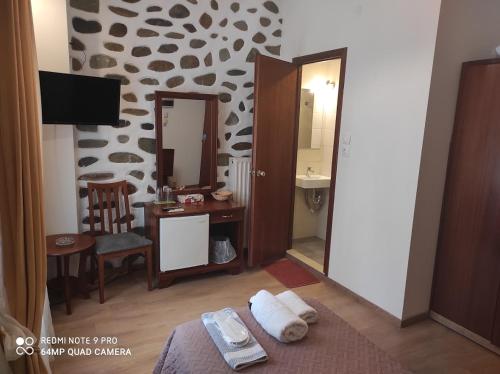 Televízia a/alebo spoločenská miestnosť v ubytovaní Porto Lesvos hotel