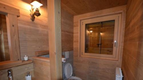 een badkamer met een toilet, een wastafel en een spiegel bij Chalet Corone Monte Zoncolan in Sùtrio