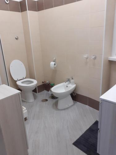 La salle de bains est pourvue de toilettes et d'un lavabo. dans l'établissement IL QUADRIFOGLIO, à Rome