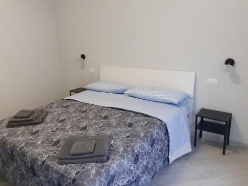 1 dormitorio con 1 cama, 1 mesa y 1 silla en IL QUADRIFOGLIO, en Roma