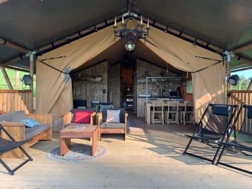 Mortier的住宿－Le Relais d'Artagnan - relais équestre，帐篷配有椅子和桌子