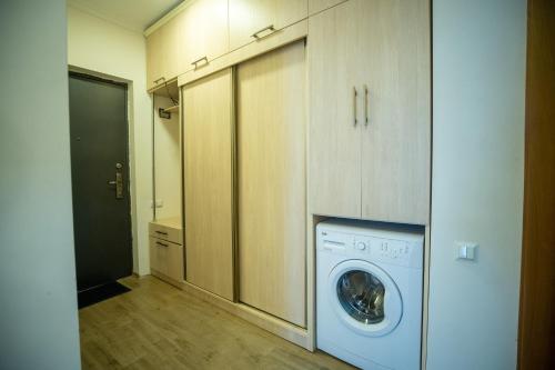 pralnia z pralką w obiekcie Apartment on Melikishvili 51 w mieście Batumi