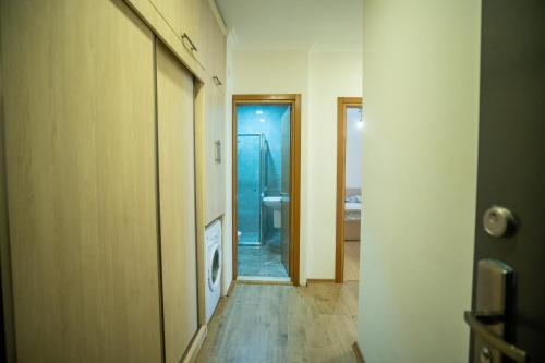 korytarz prowadzący do łazienki z umywalką w obiekcie Apartment on Melikishvili 51 w mieście Batumi