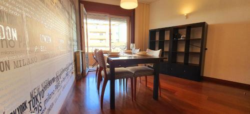 a dining room with a table and two chairs at VIVER D'AMOR Oporto Douro River Flat in Vila Nova de Gaia