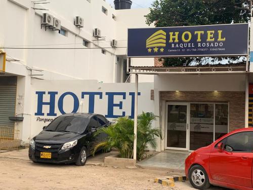 un coche aparcado delante de un hotel en Hotel Raquel Rosado, en Fonseca