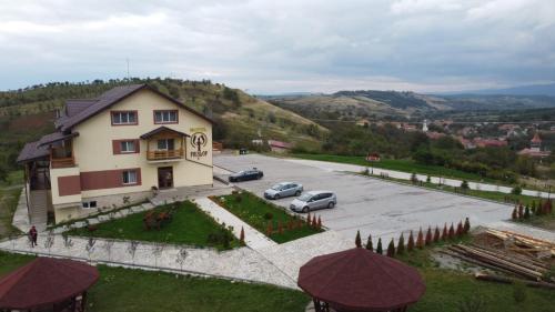 Vista generica sulle montagne o vista sulle montagne dall'interno dell'hotel