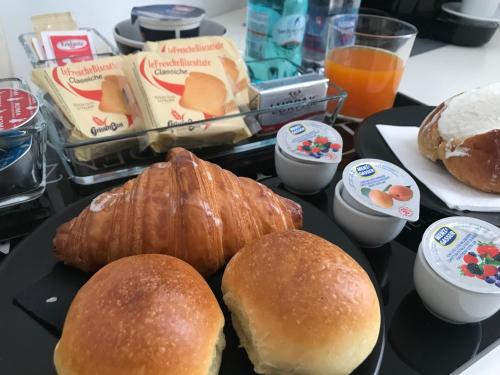 ein Tablett mit Essen, darauf Brot und Gebäck in der Unterkunft Residenza Pantaleo in Rom