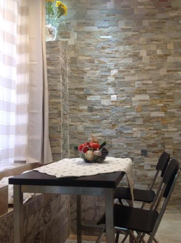 une table avec un bol de fruits dessus dans l'établissement Loft Panier Vieux Port, à Marseille