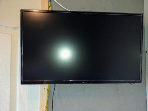 una TV a schermo piatto appesa a una parete di Two Rooms Cabin House (Self Check-In) a Bucarest