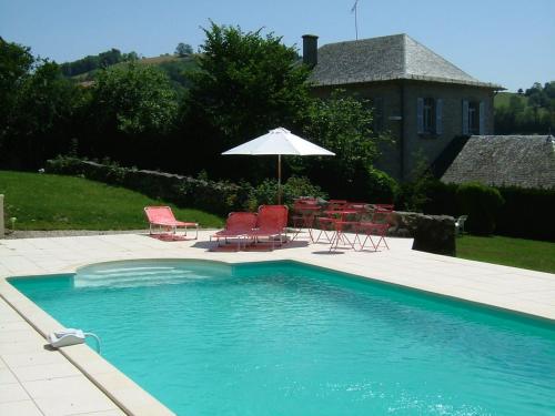 Bazén v ubytovaní Gîte Rural au coeur du Cantal alebo v jeho blízkosti