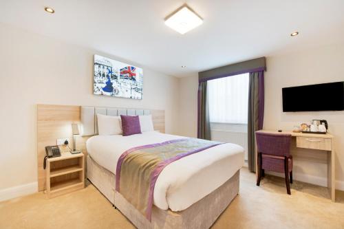 Säng eller sängar i ett rum på OYO Townhouse 30 Sussex Hotel, London Paddington