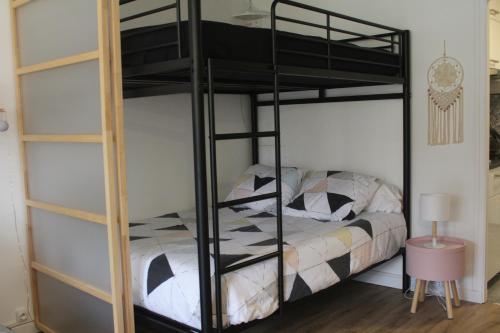 代沃呂伊的住宿－SUPERDEVOLUY STUDIO au 433S，一间卧室配有双层床和床。