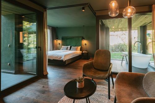 A bed or beds in a room at Floris Green Suites by Parc Hotel Florian