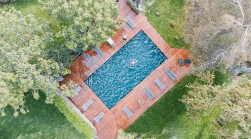 an overhead view of a swimming pool with chairs at Floris Green Suites by Parc Hotel Florian in Siusi