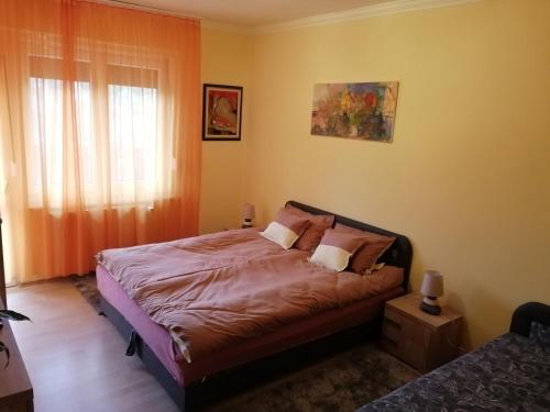 um quarto com uma cama e uma janela em Jászay vendégház Parádsasvár em Parádsasvár