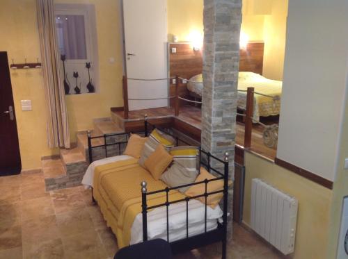 - une chambre avec un lit et un lit dans l'établissement Loft Panier Vieux Port, à Marseille