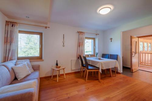 a living room with a blue couch and a table at Apartments Kaserott in Villnoss