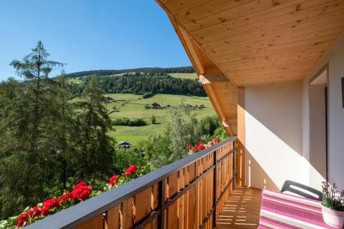 a balcony with a view of the mountains at Apartments Kaserott in Villnoss