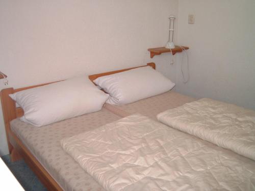 WarmenhuizenにあるFerienhaus Lisakowskiのベッド2台が隣同士に設置された部屋です。
