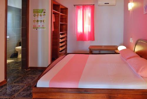 Postel nebo postele na pokoji v ubytování Hôtel Villa Les Orchidées