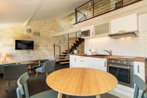 Η κουζίνα ή μικρή κουζίνα στο Saint Eloi - duplex centre historique de VILLENEUVE LES AVIGNON