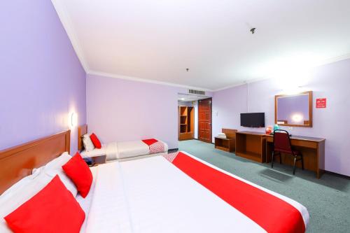 Llit o llits en una habitació de OYO 472 Comfort Hotel 1